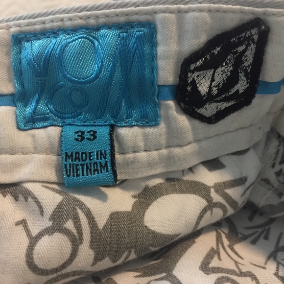 Volcom men’s light grey shorts. Size 33 - Picture 9 of 9